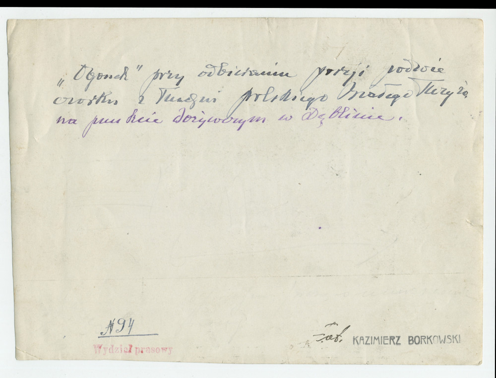 Photographie (de presse) d'une «queue de prisonniers de guerre attendant de recevoir à manger au point d'alimentation de la Croix Blanche polonaise à Deblin», ville de la voïvodie de Lublin, dans l'est de la Pologne