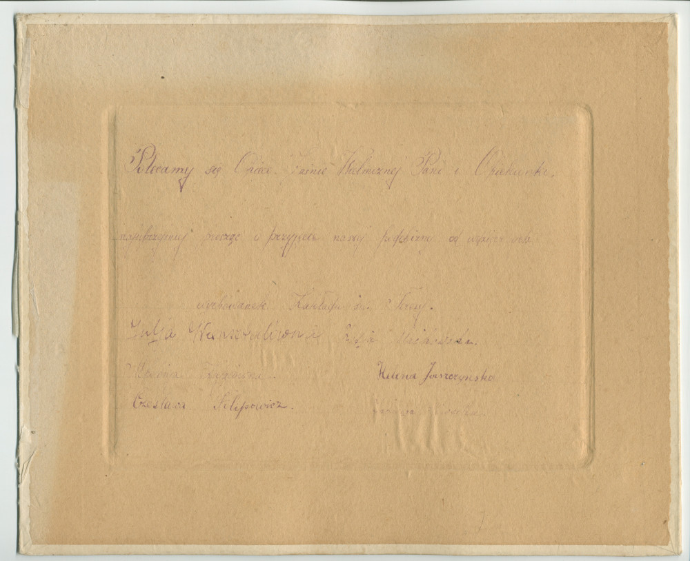 Photographie de six jeunes filles en uniforme portant leurs «remerciements à Madame et Bienfaitrice pour qu'elle accepte le dons de nos filles» – avec légende manuscrite et signatures des six filles au verso