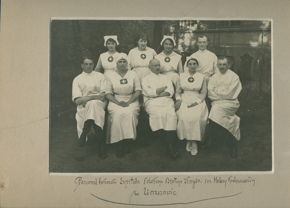 Photographie de membres du personnel médical de l'hôpital de la Croix Blanche polonaise «Hélène Paderewska» de Varsovie – avec légende manuscrite