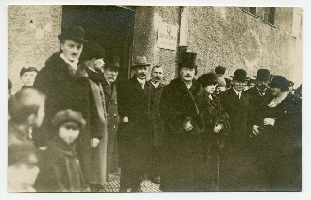 Photographie de Paderewski inaugurant le Gymnase Paderewski de Poznan, le 24 novembre 1924