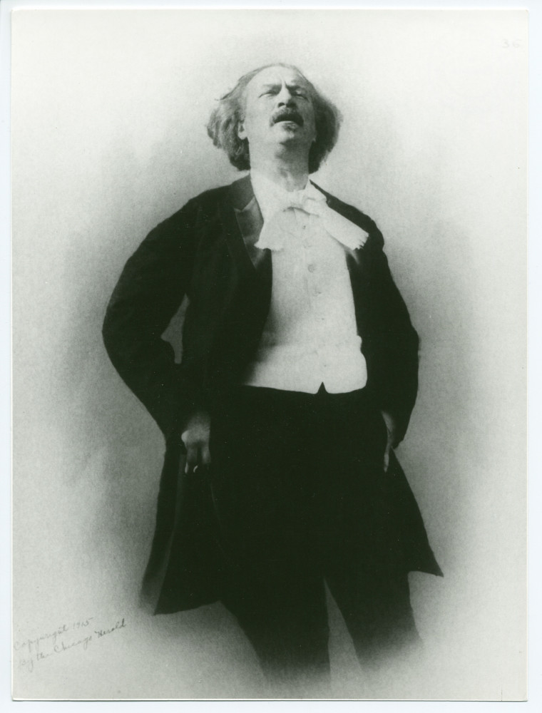Photographie de Paderewski prononçant un discours à Chicago en 1915