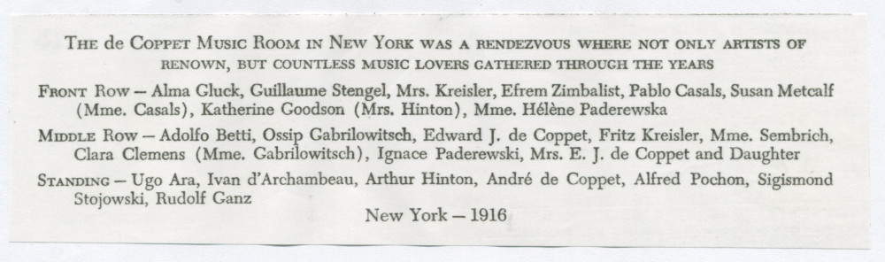 Photographie de groupe (légendée) des participants à une séance musicale tenue en 1916 à New York dans les salons du banquier et mécène suisse Edouard de Coppet