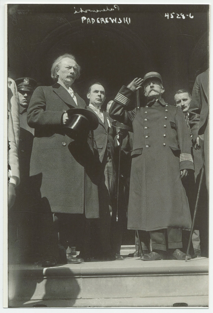 Photographie d'Ignace Paderewski se découvrant durant l'hymne national américain, sur les marches devant le City Hall de New York, en compagnie du général Louis Archinard, en mars 1918