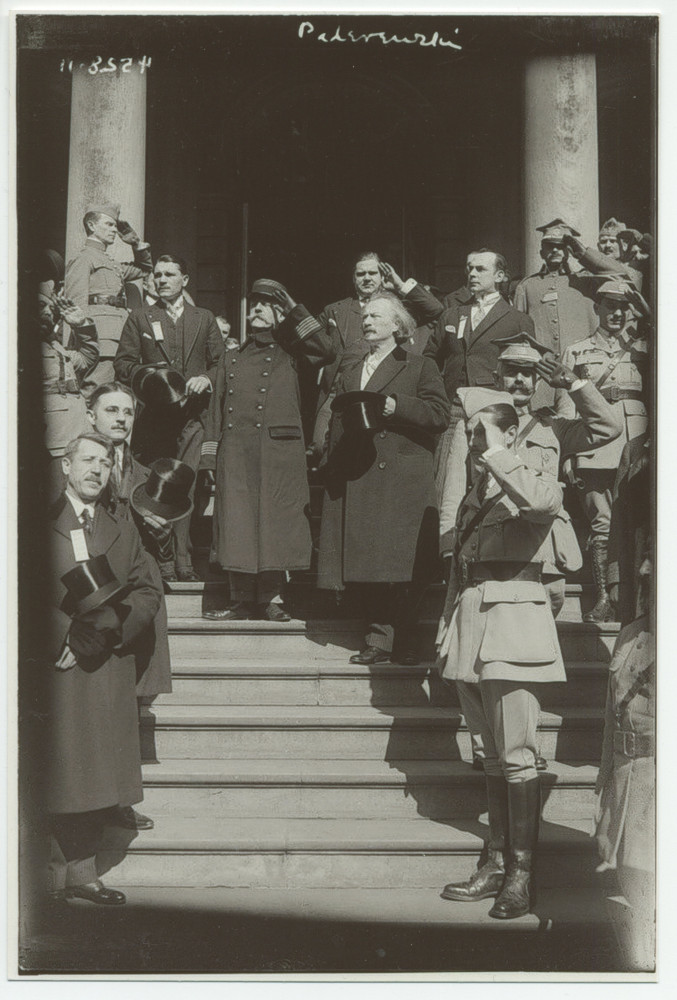 Photographie d'Ignace Paderewski se découvrant durant l'hymne national américain, sur les marches devant le City Hall de New York, en compagnie du général Louis Archinard, en mars 1918