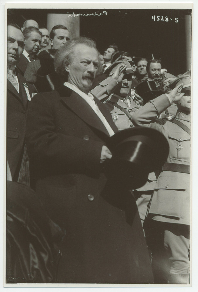 Photographie d'Ignace Paderewski se découvrant durant l'hymne national américain, sur les marches devant le City Hall de New York, en compagnie de militaires et officiels polonais, en mars 1918