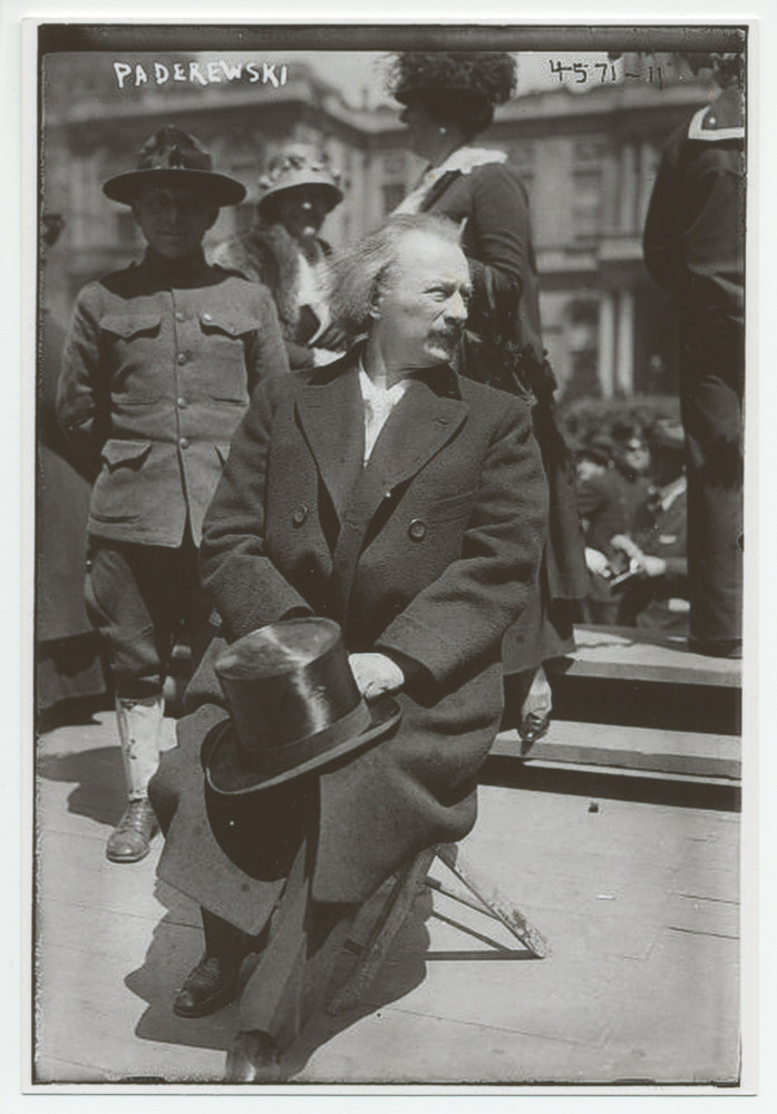 Photographie d'Ignace Paderewski sur une chaise, le chapeau haut-de-forme sur les genoux, lors de la vente de «Liberty Bonds» («actions de la liberté» vendues en faveur de l'effort de guerre allié), le 4 avril 1918 sous la Liberty Bell du City Hall Plaza à