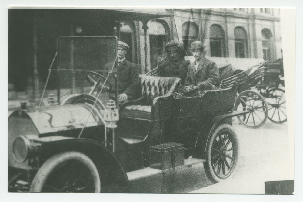 Photographie d'Ignace et Hélène à l'arrière d'une voiture avec chauffeur dans les rues de Detroit, probablement en 1918