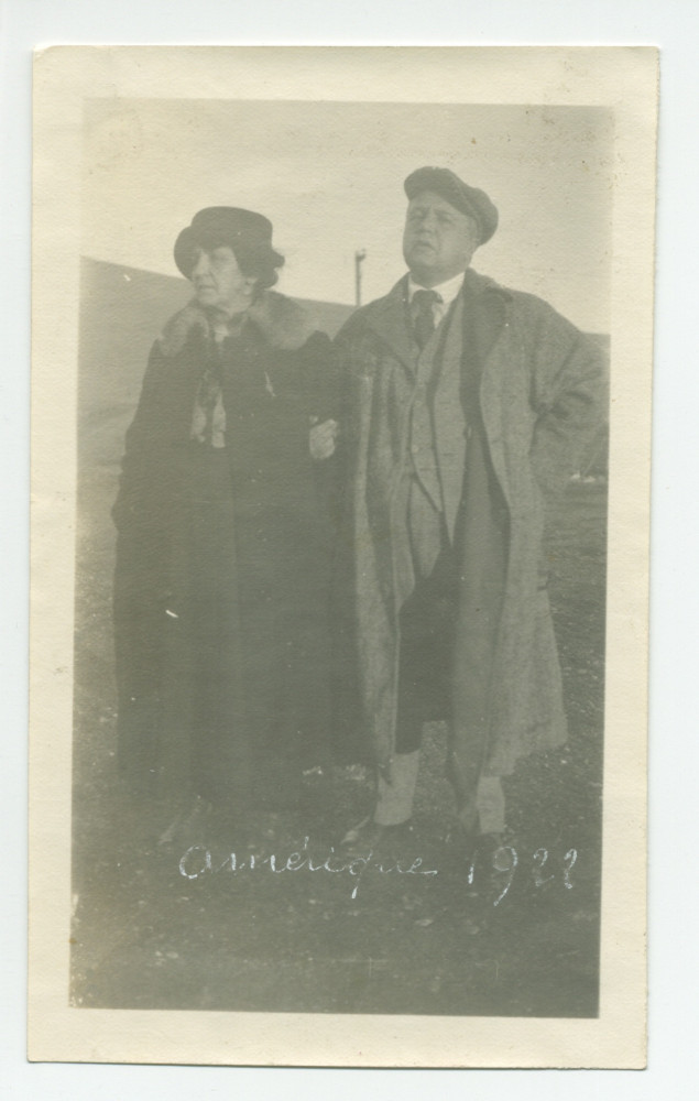 Photographie d'Hélène Paderewska en compagnie d'un Mr Styer à Moro Beach (Californie) en 1922