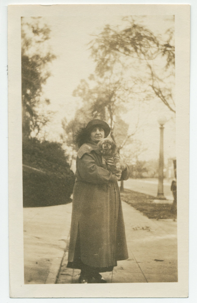 Photographie d'Hélène Paderewska (avec le chien Ping) à Pasadena, en Californie, le 28 février 1924