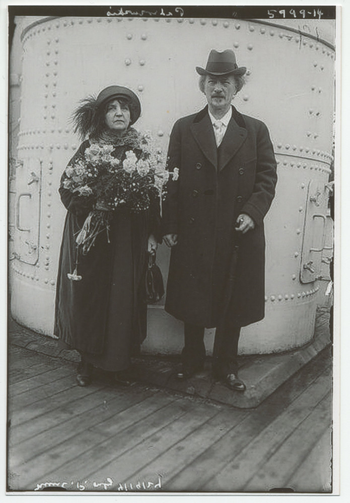 Photographie d'Ignace Paderewski avec son parapluie accompagné d'Hélène, un bouquet dans les bras, sur le pont d'un paquebot, le 14 avril 1924, sans doute à son départ de New York pour l'Europe