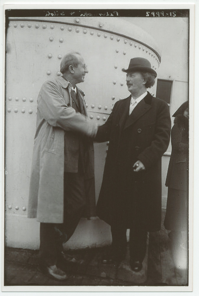 Photographie d'Ignace Paderewski serrant la main au pianiste et compositeur Alexandre Siloti (1863-1945) sur le pont d'un paquebot, le 14 avril 1924, sans doute à son départ de New York pour l'Europe