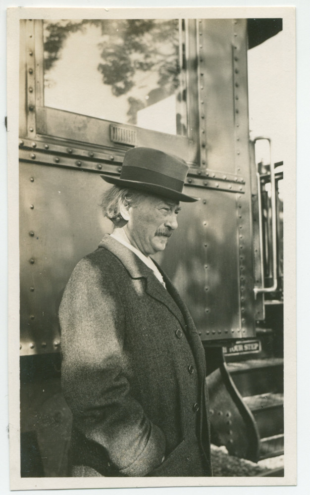 Photographie de Paderewski devant le pullman-car privé de ses tournées américaines, en gare de Los Angeles le 7 avril 1932