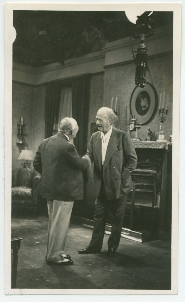 Photographie de Paderewski visitant les studios d'Universal City, dans la vallée de San Fernando en Californie, en compagnie de leur fondateur, Carl Laemmle (1867-1939), le 7 avril 1932