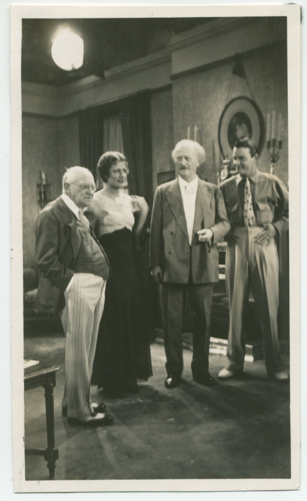 Photographie de Paderewski visitant les studios d'Universal City, dans la vallée de San Fernando en Californie, en compagnie de leur fondateur, Carl Laemmle (1867-1939), le 7 avril 1932 – en compagnie de deux acteurs (?)