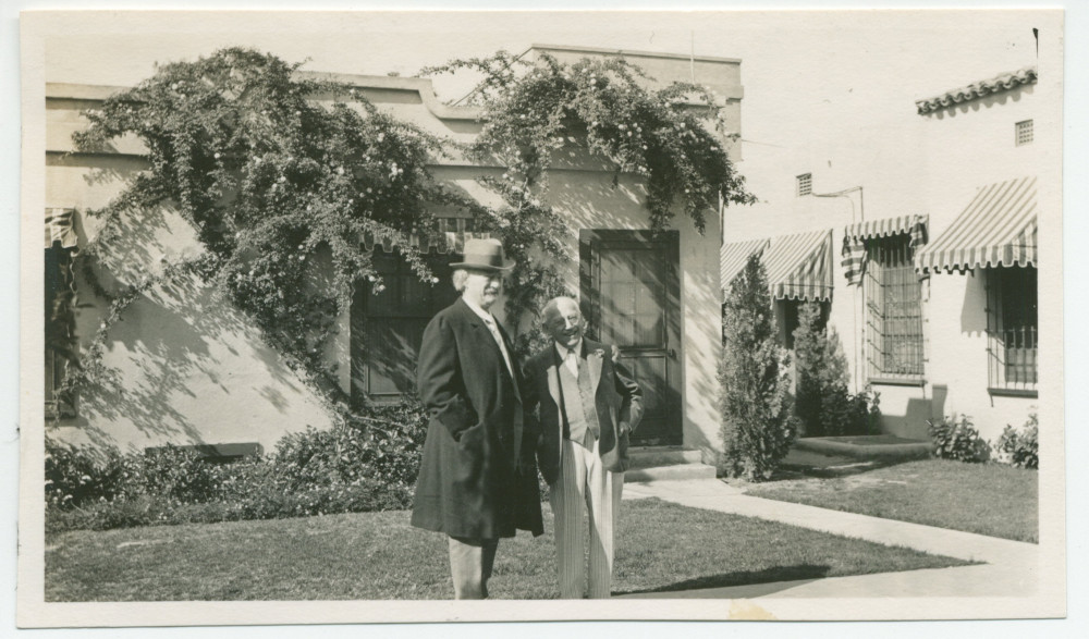 Photographie de Paderewski en compagnie de Carl Laemmle (1867-1939), fondateur d'Universal City, dans la vallée de San Fernando en Californie, lors de sa visite des studios le 7 avril 1932