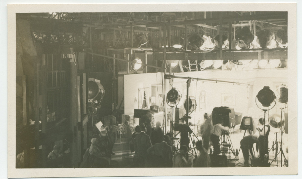 Photographie d'une séance de tournage à Universal City, dans la vallée de San Fernando en Californie, réalisée lors de la visite des studios par Paderewski en compagnie de leur fondateur, Carl Laemmle (1867-1939), le 7 avril 1932