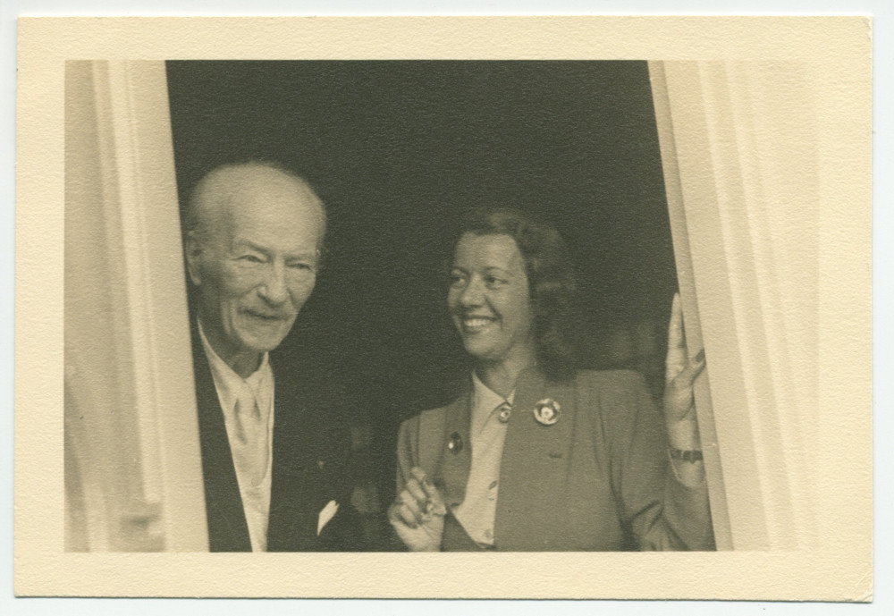 Photographie de Paderewski recevant – tout sourire! – en mars 1941 à Palm Springs, en Floride, où il est l'hôte de Mrs Sophie Stotesbury, la soprano-vedette Lily Pons, fraîchement naturalisée américaine