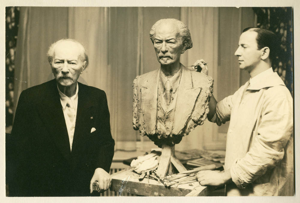 Photographie de Paderewski en train de poser pour le sculpteur Nicholas Tregor dans sa chambre de l'Hôtel Buckingham à New York en mai-juin 1941