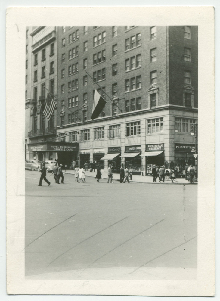 Photographie de la façade de l'Hôtel Buckingham à New York, où les drapeaux polonais et américain sont en berne suite au décès – dans ses murs – d'Ignace Paderewski le 29 juin 1941