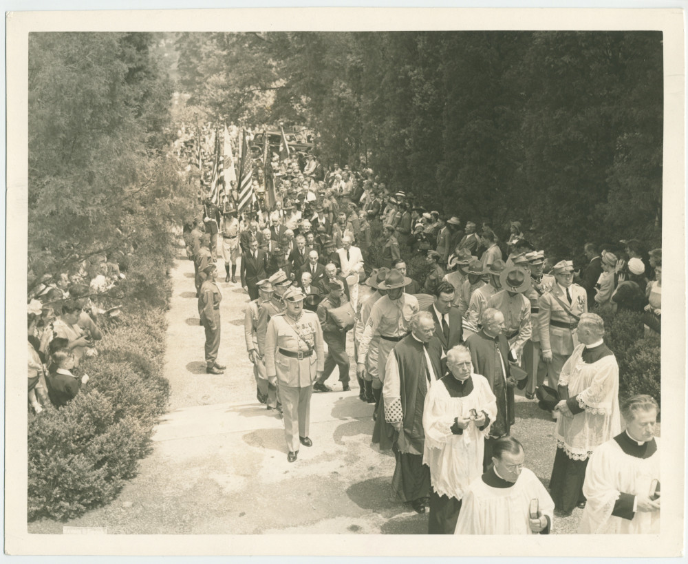 Photographie du cortège funèbre d'Ignace Paderewski, le 5 juillet 1941 au cimetière national d'Arlington, en Virginie, précédé par des dignitaires religieux et des vétérans polonais