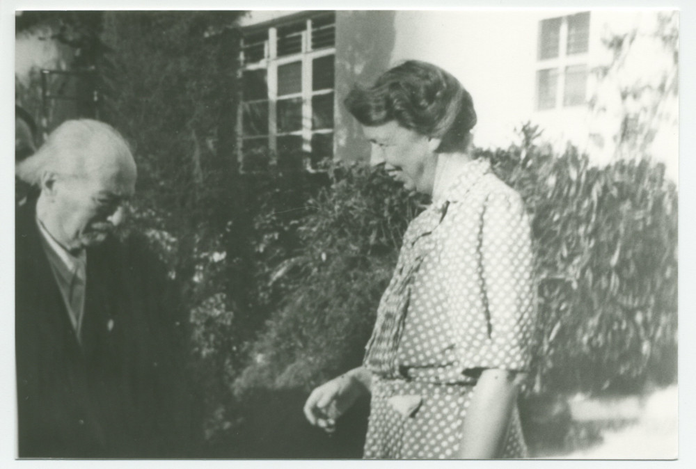 Photographie de Paderewski recevant au printemps 1941 à Palm Springs, en Floride, où il est l'hôte de Mrs Sophie Stotesbury, Mrs Eleanor Roosevelt, épouse du président des Etats-Unis