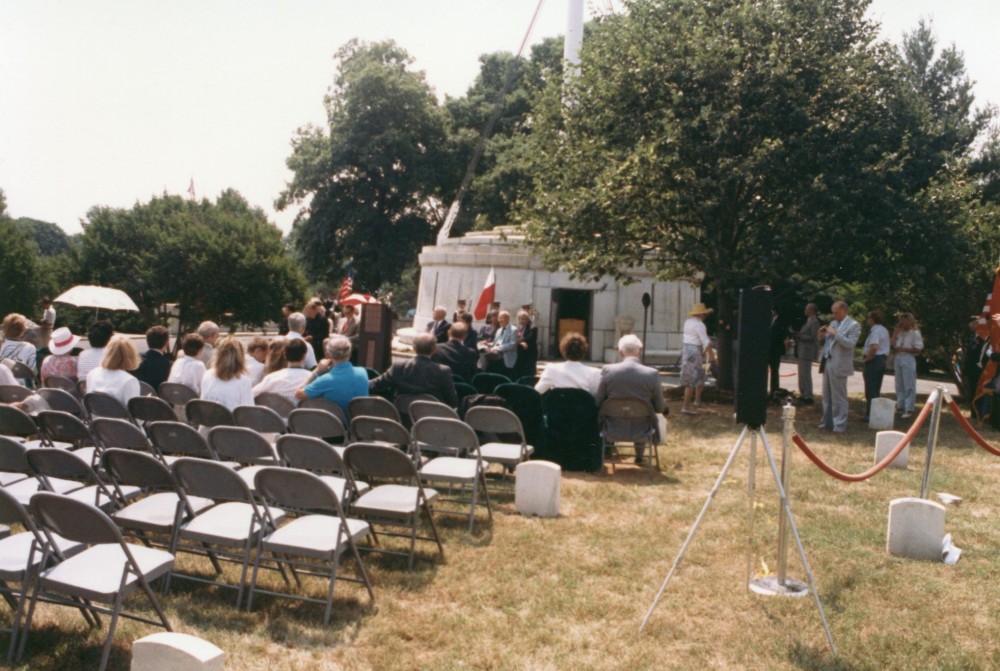 Reportage photographique de la translation de la dépouille mortelle de Paderewski du cimetière national d'Arlington à la cathédrale Saint-Jean de Varsovie, au début de l'été 1992