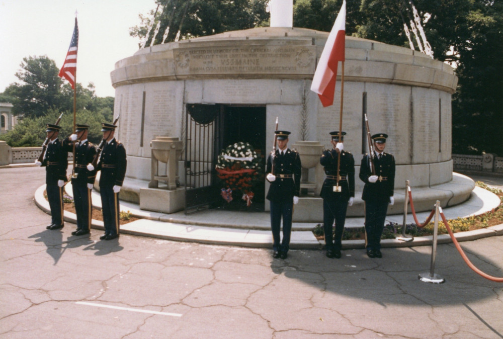 Reportage photographique de la translation de la dépouille mortelle de Paderewski du cimetière national d'Arlington à la cathédrale Saint-Jean de Varsovie, au début de l'été 1992