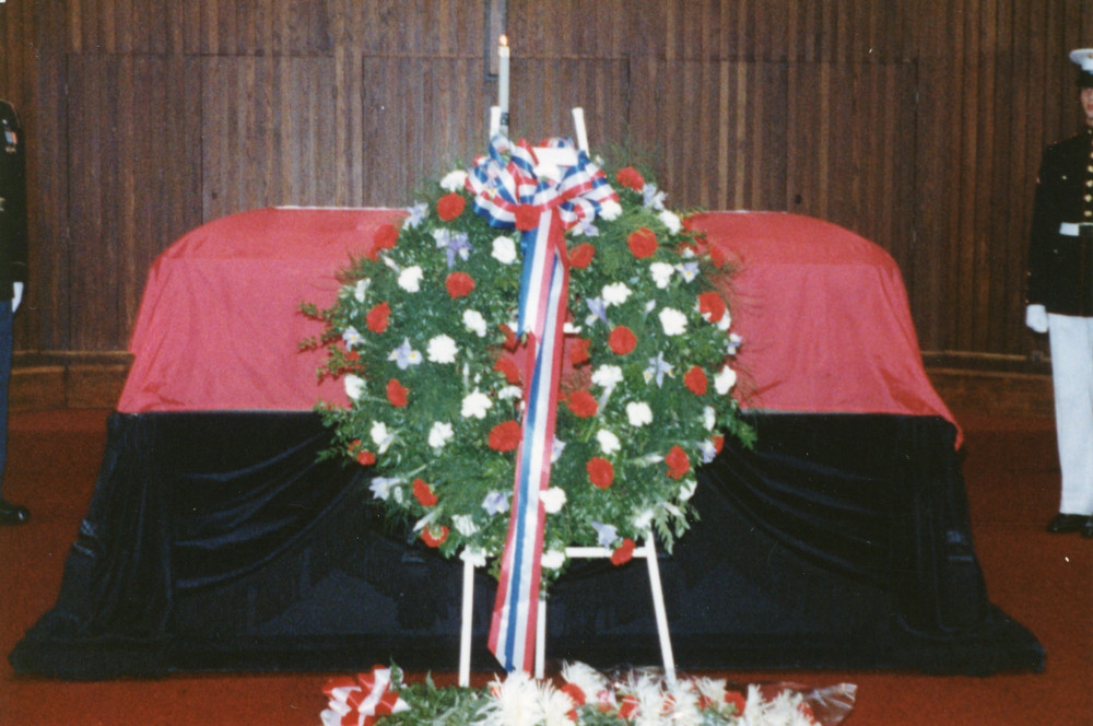 Reportage photographique de la translation de la dépouille mortelle de Paderewski du cimetière national d'Arlington à la cathédrale Saint-Jean de Varsovie, au début de l'été 1992