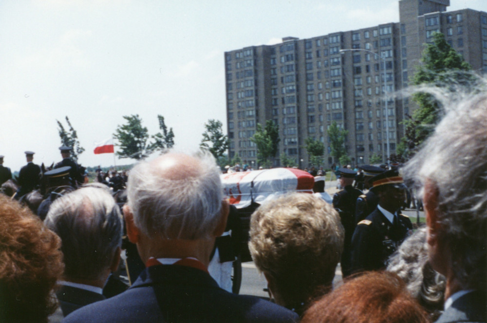 Reportage photographique de la translation de la dépouille mortelle de Paderewski du cimetière national d'Arlington à la cathédrale Saint-Jean de Varsovie, au début de l'été 1992