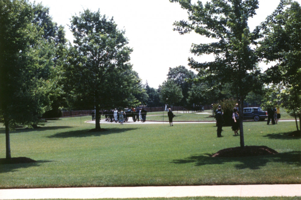 Reportage photographique de la translation de la dépouille mortelle de Paderewski du cimetière national d'Arlington à la cathédrale Saint-Jean de Varsovie, au début de l'été 1992