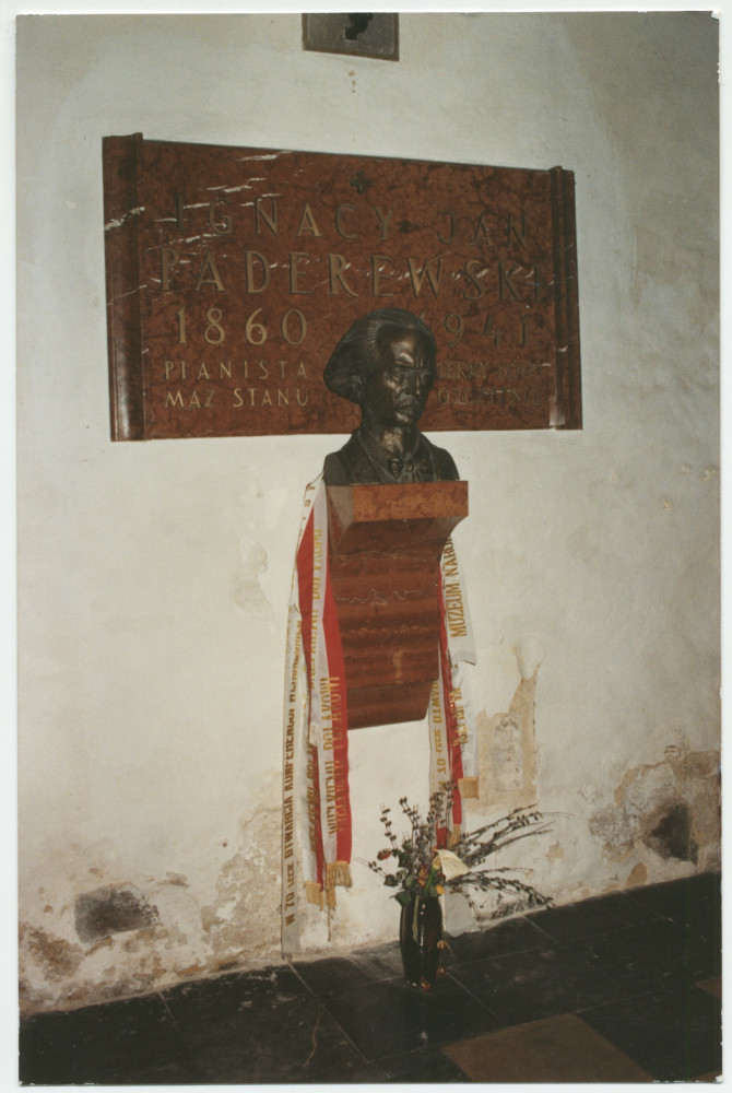Photographie du buste de Paderewski (avec sa plaque) exposé à l'intérieur du sanctuaire du «National Shrine of Our Lady Czestochowa» (cimetière américano-polonais) à Doleystown, en Pennsylvanie, où repose son cœur