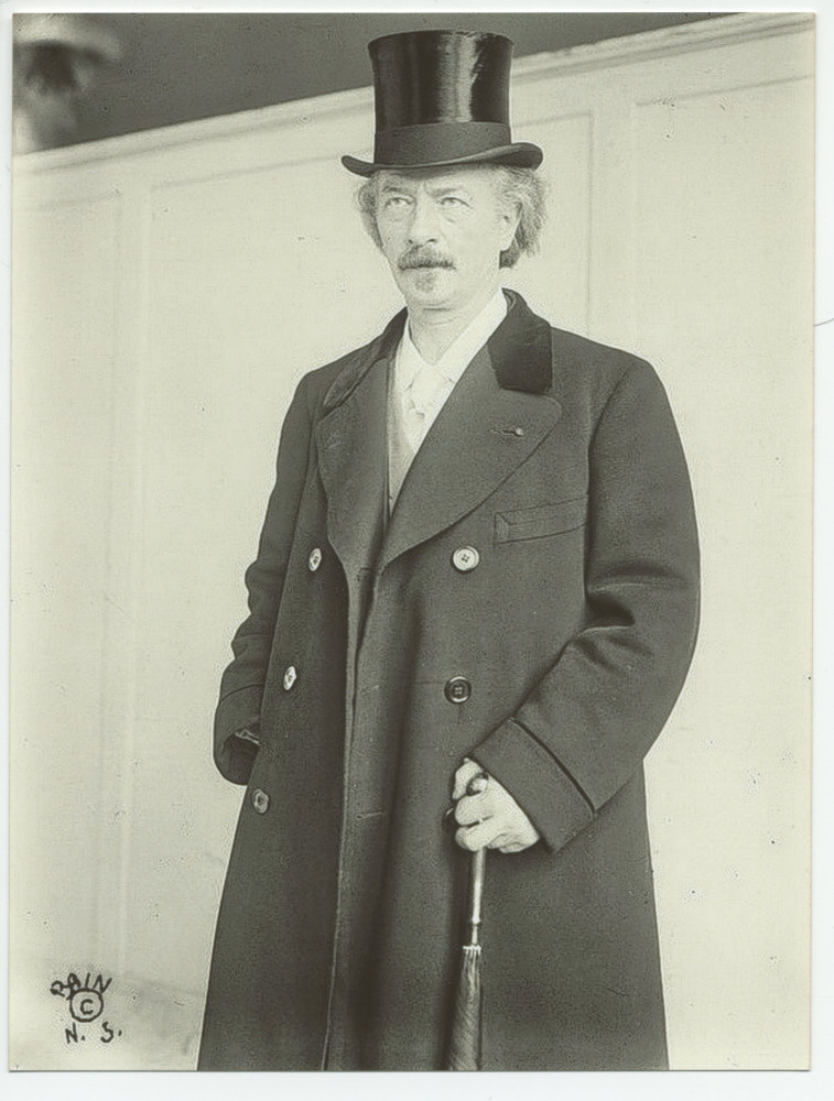 Photographie d'Ignace Paderewski avec son chapeau haut-de-forme et son parapluie, sans doute aux Etats-Unis dans les années 1920