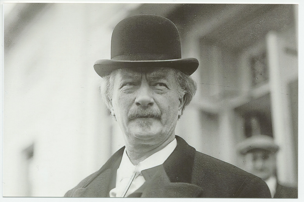 Photographie d'Ignace Paderewski en gros plan avec son chapeau melon noir, sans doute aux Etats-Unis dans les années 1920