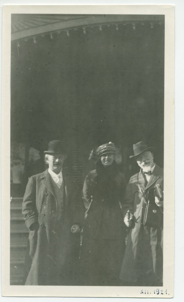 Photographie de Paderewski en compagnie d'Elefthérios Venizélos, ancien (et futur!) premier ministre grec, et de son épouse, devant l'hôtel de Paso Robles, en Californie, en décembre 1921