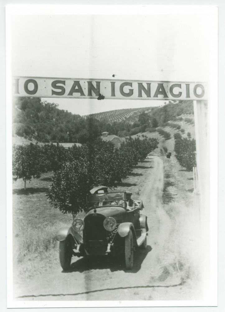 Photographie de Paderewski en voiture avec son chauffeur au portail d'entrée du «Rancho San Ignacio» à Paso Robles, en Californie, en 1921