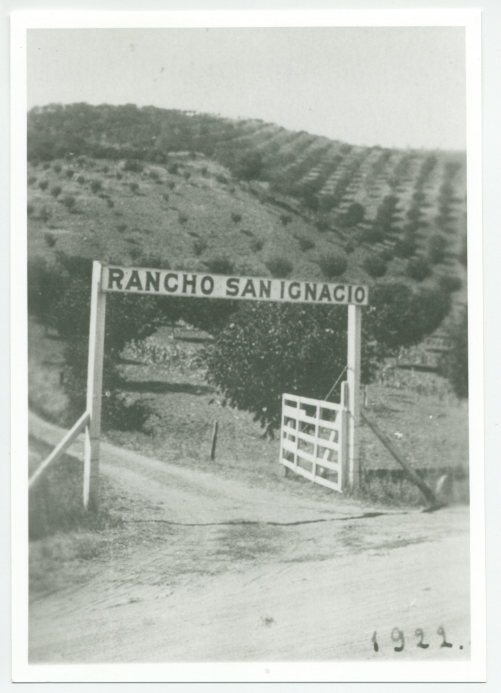 Photographie du portail d'entrée du «Rancho San Ignacio» à Paso Robles, en Californie, en 1922