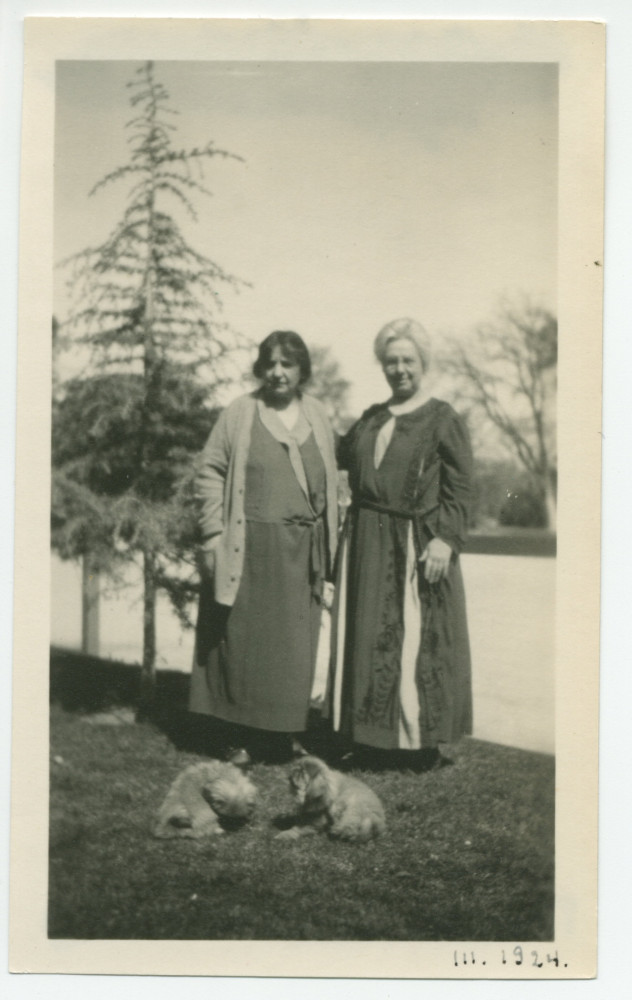 Photographie d'Hélène Paderewska et de Mrs Tape en compagnie de chiens à Paso Robles, en Californie, en mars 1924