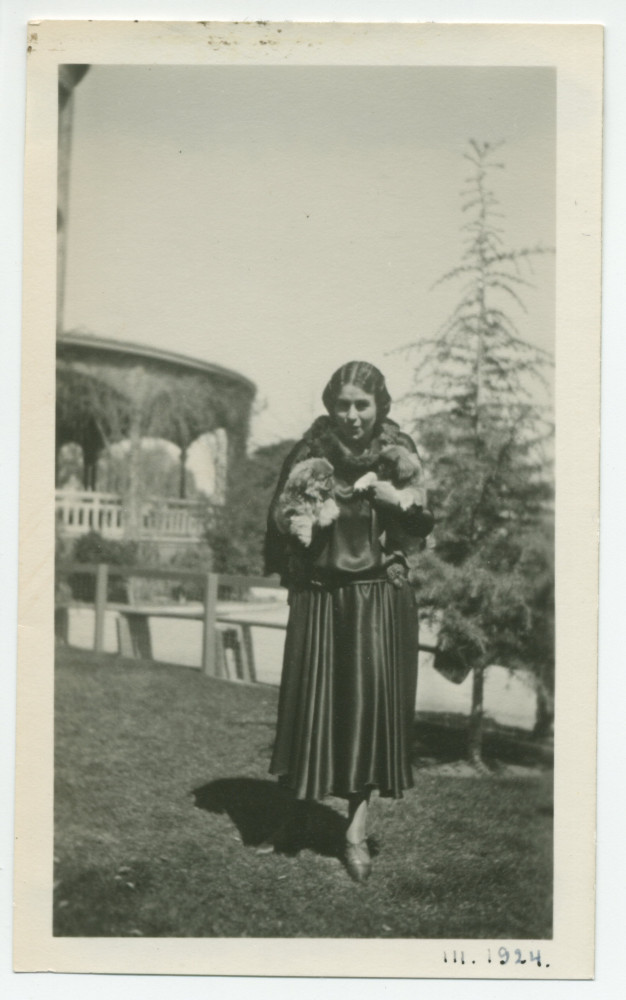 Photographie de Mrs O'Donnell en compagnie de chiens à Paso Robles, en Californie, en mars 1924