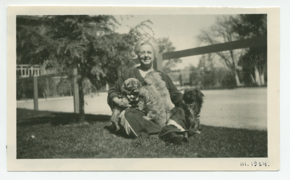 Photographie de Mrs Tape en compagnie de deux chiens à Paso Robles, en Californie, en mars 1924