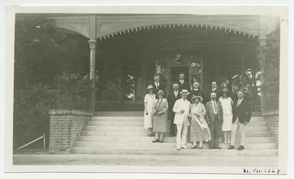 Photographie de groupe de Paderewski devant l'hôtel de Paso Robles, en Californie, le 31 juillet 1927, en compagnie notamment de son épouse Hélène et, à sa gauche, de la pianiste américaine Phillida Ashley et de son ancien élève Zygmunt Stojowski