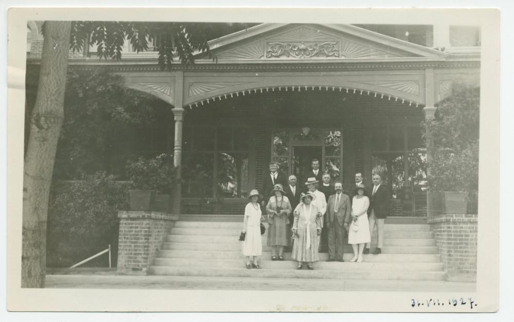 Photographie de groupe de Paderewski devant l'hôtel de Paso Robles, en Californie, le 31 juillet 1927, en compagnie notamment de son épouse Hélène et, à sa gauche, de la pianiste américaine Phillida Ashley et de son ancien élève Zygmunt Stojowski