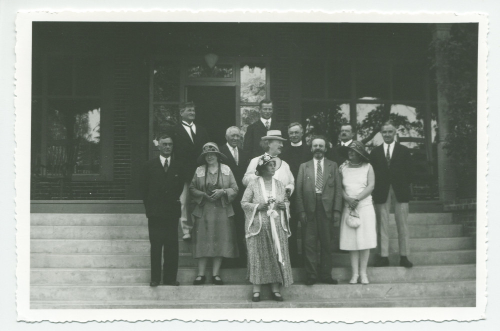 Photographie de groupe de Paderewski devant l'hôtel de Paso Robles, en Californie, le 31 juillet 1927, en compagnie notamment de son épouse Hélène et, à sa gauche, de la pianiste américaine Phillida Ashley et de son ancien élève Zygmunt Stojowski