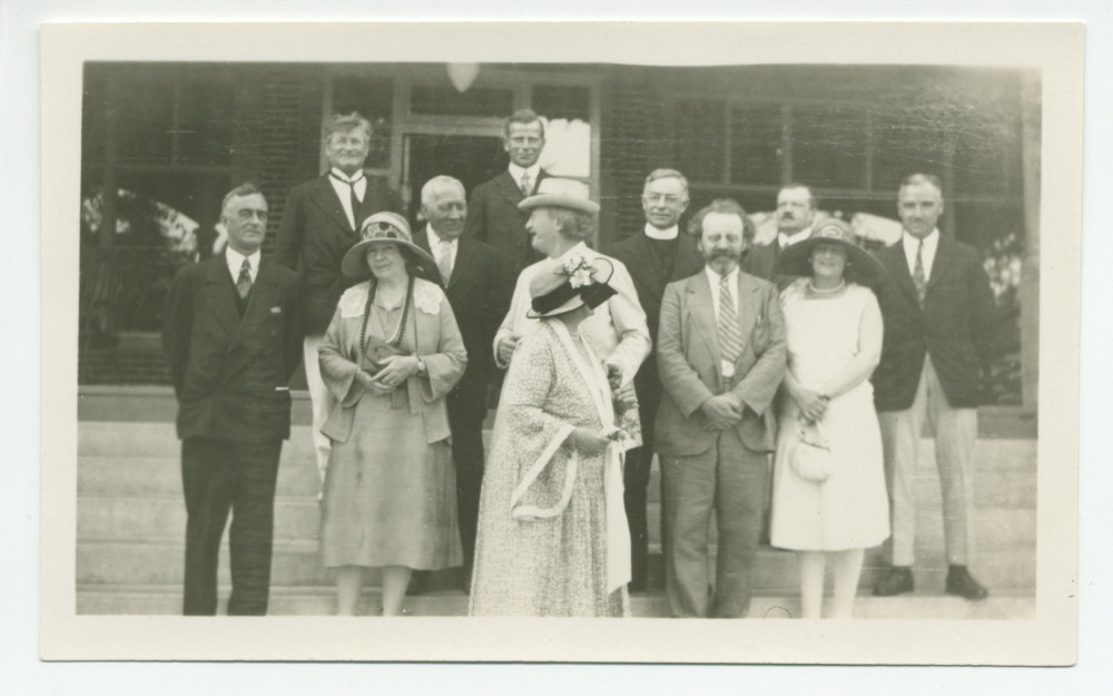 Photographie de groupe de Paderewski devant l'hôtel de Paso Robles, en Californie, le 31 juillet 1927, en compagnie notamment de son épouse Hélène (devant lui) et, à sa gauche, de la pianiste américaine Phillida Ashley et de son élève Zygmunt Stojowski