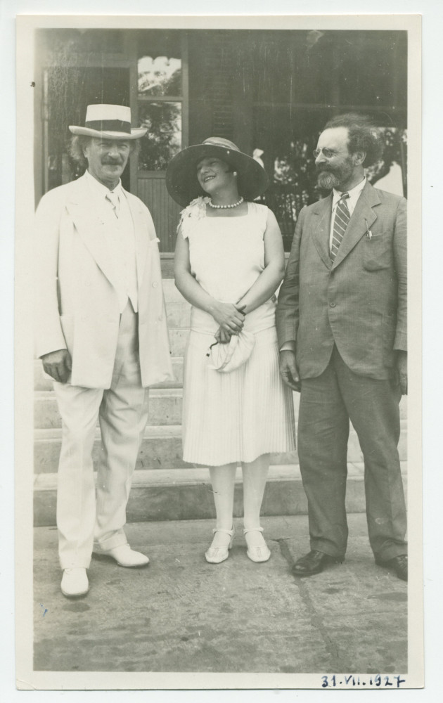 Photographie de Paderewski devant l'hôtel de Paso Robles, en Californie, le 31 juillet 1927, à l'occasion de la Fête de la Saint-Ignace, en compagnie de la pianiste américaine Phillida Ashley et de son ancien élève Zygmunt Stojowski
