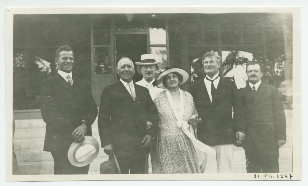 Photographie de Paderewski devant l'hôtel de Paso Robles, en Californie, le 31 juillet 1927, en compagnie de M. Nicieak, William Hemphill, Hélène Paderewska, Marcel, le valet de Paderewski, et le Dr Józef Kazimierz Orlowski