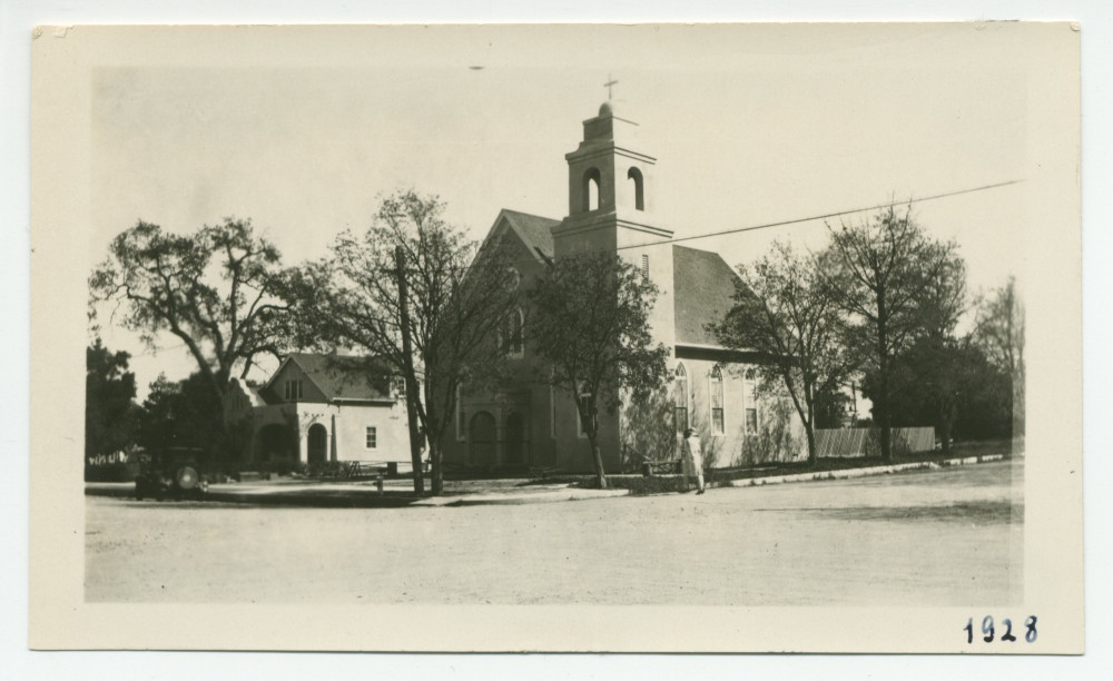 Photographie (de plus loin) de l'église et de la cure de Paso Robles, en Californie, en 1928