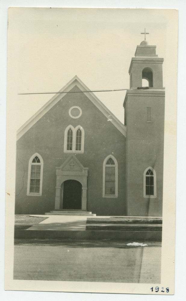 Photographie (de face avec l'entrée) de l'église de Paso Robles, en Californie, en 1928