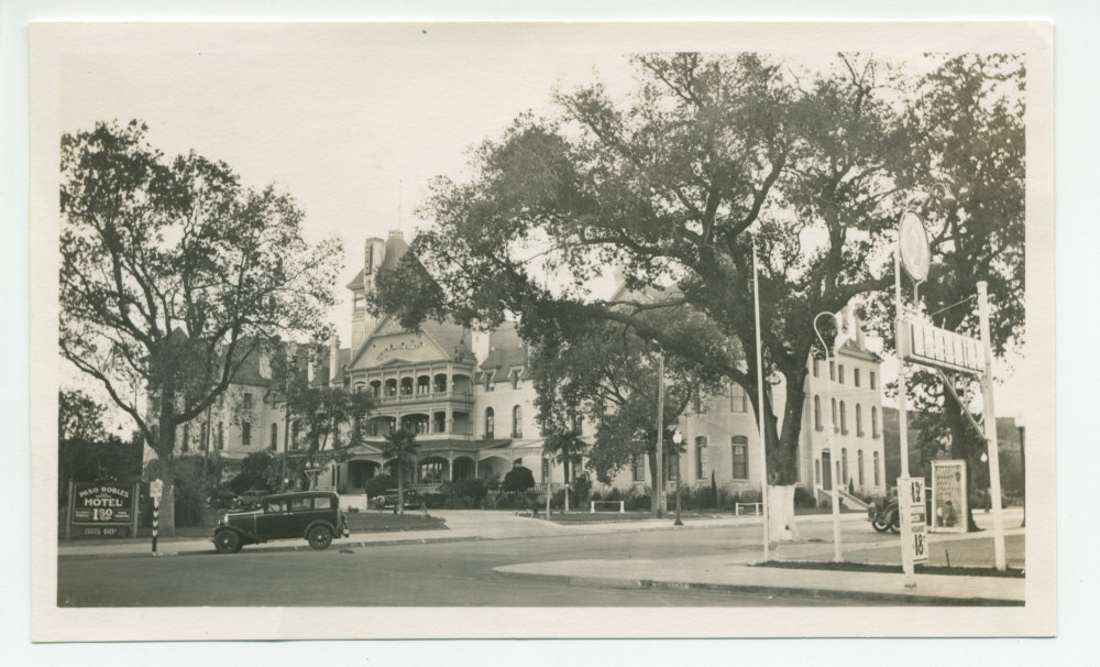 Photographie de l'hôtel de Paso Robles, en Californie, en 1932, tel que reconstruit après l'incendie