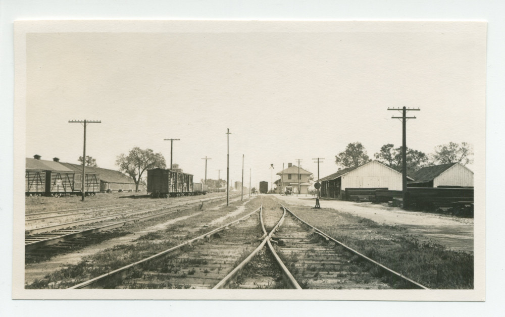 Photographie de la gare de Paso Robles, en Californie, vue des rails