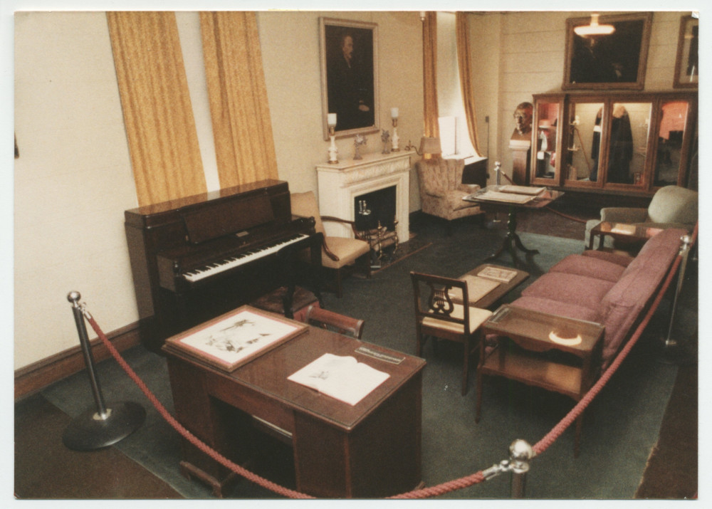 Photographie du salon de Paderewski à l'Hôtel Buckingham de New York reconstitué au sein de la chambre du souvenir du Polish Roman Catholic Union Archives and Museum de Chicago (984 Milwaukee Ave.)
